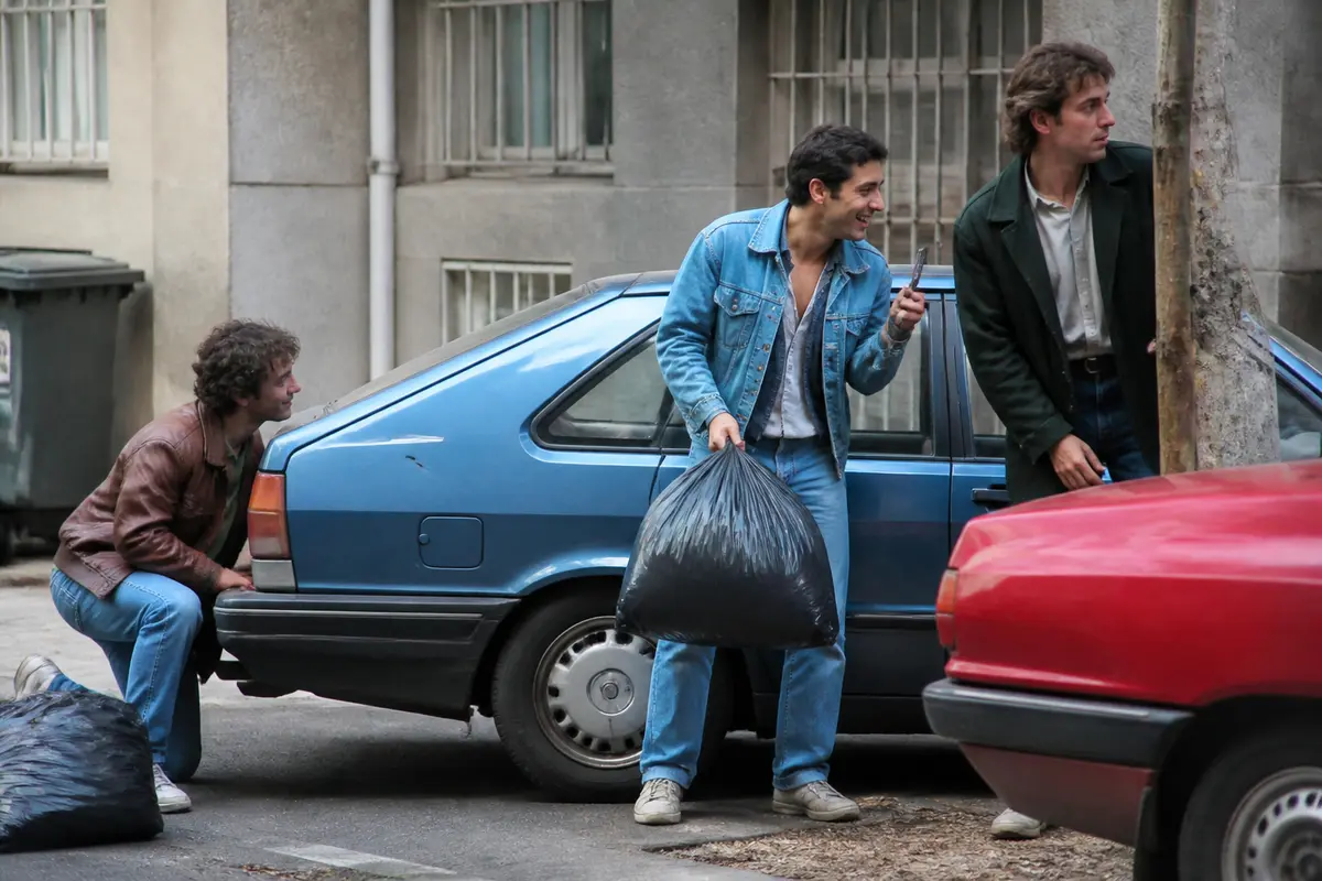 Petits crimes entre amis : Découvrez le suspense et la comédie !